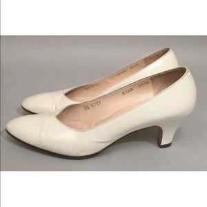 Salvatore Ferragamo Women’s Vintage White Leather Classic Pumps